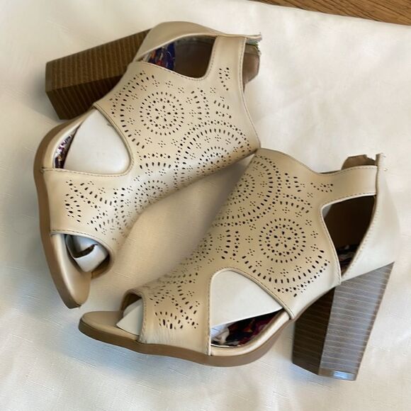 CHRISTIAN LACROIX BEIGE SHOOTIES. NEW IN BOX - Picture 4 of 11